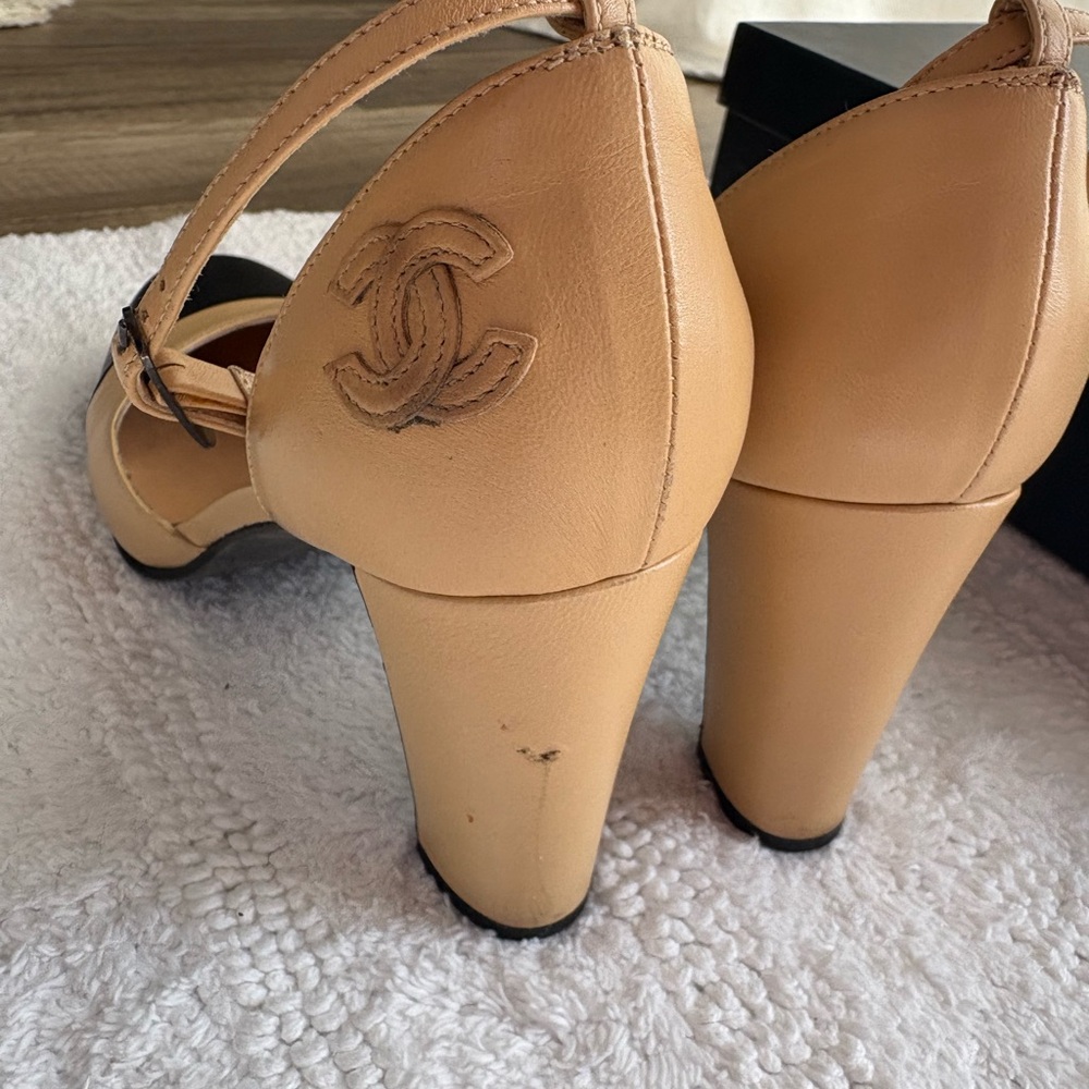 CHANEL Women's Two-Tone classic Beige and Black cap toe Vintage Heels - Picture 9 of 17
